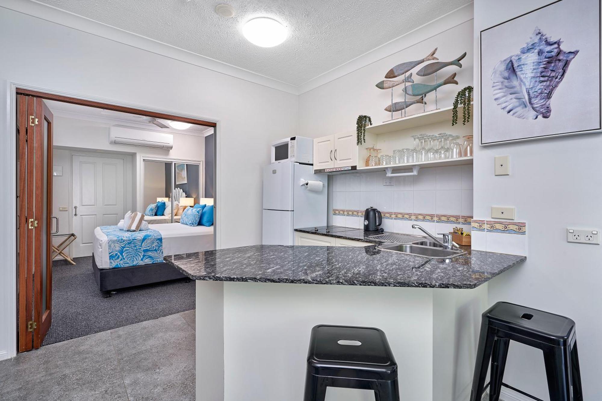 Alassio Apartments With Direct Pool Access Palm Cove Ruang foto