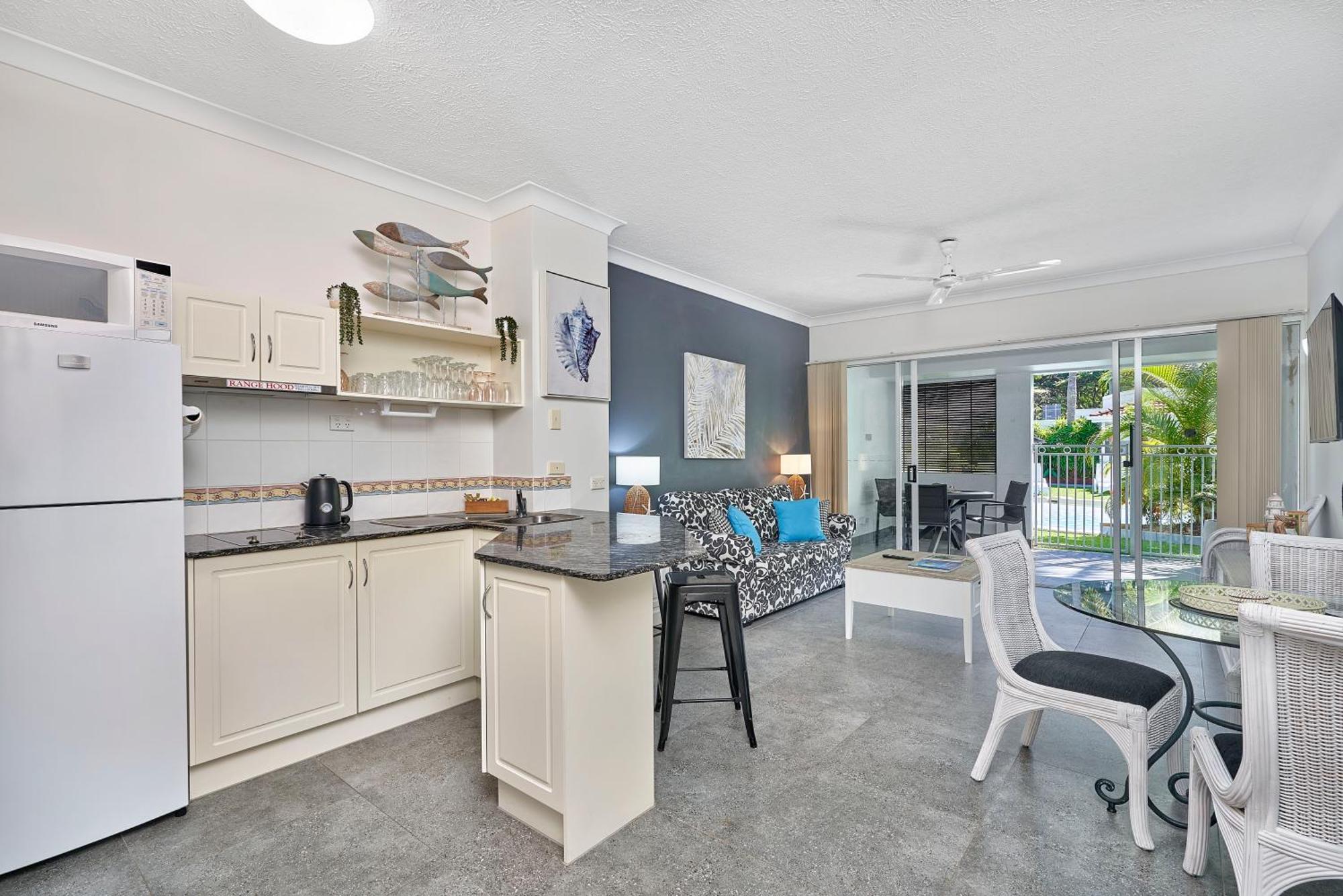 Alassio Apartments With Direct Pool Access Palm Cove Ruang foto
