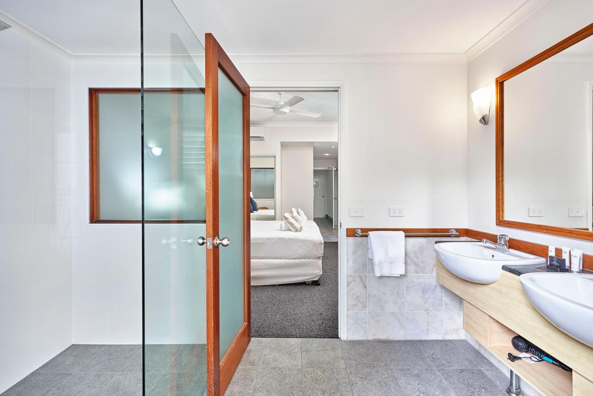 Alassio Apartments With Direct Pool Access Palm Cove Ruang foto